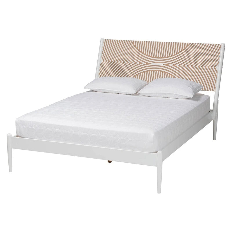 Lit plateforme Queen size blanc côtier avec tête de lit sculptée contrastante