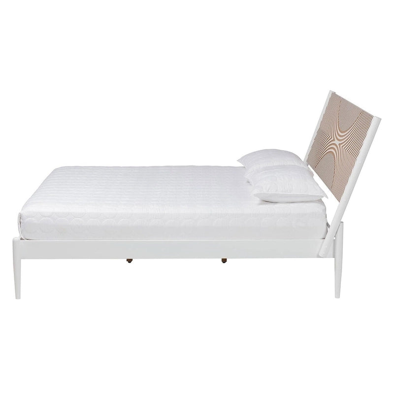 Lit plateforme Queen size blanc côtier avec tête de lit sculptée contrastante