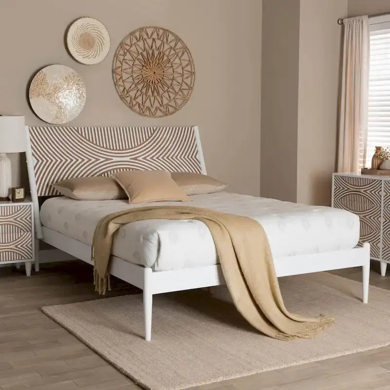 Lit plateforme Queen size blanc côtier avec tête de lit sculptée contrastante