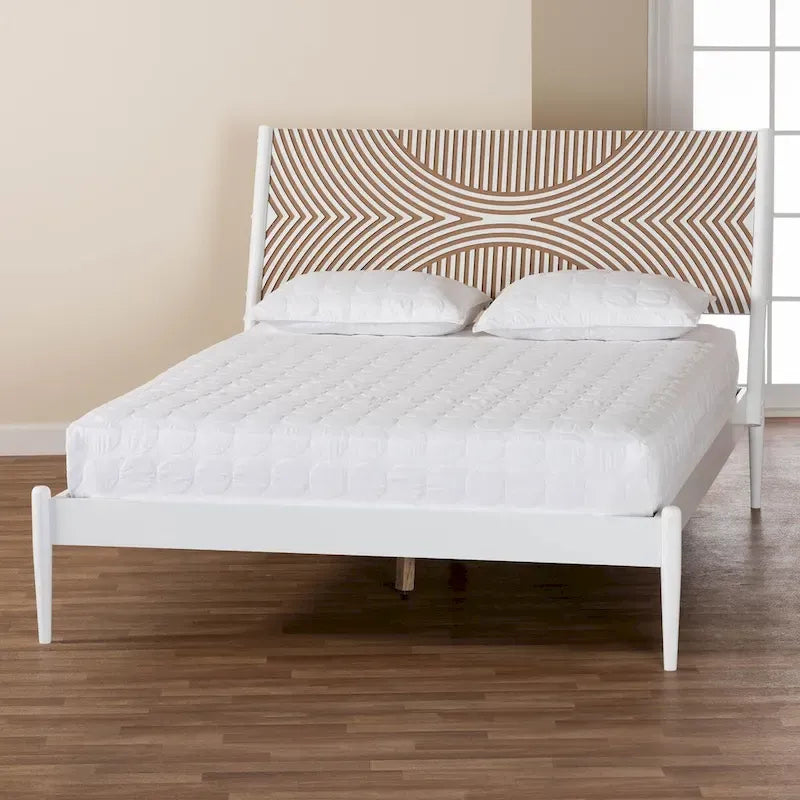 Lit plateforme Queen size blanc côtier avec tête de lit sculptée contrastante