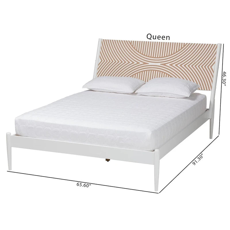 Lit plateforme Queen size blanc côtier avec tête de lit sculptée contrastante