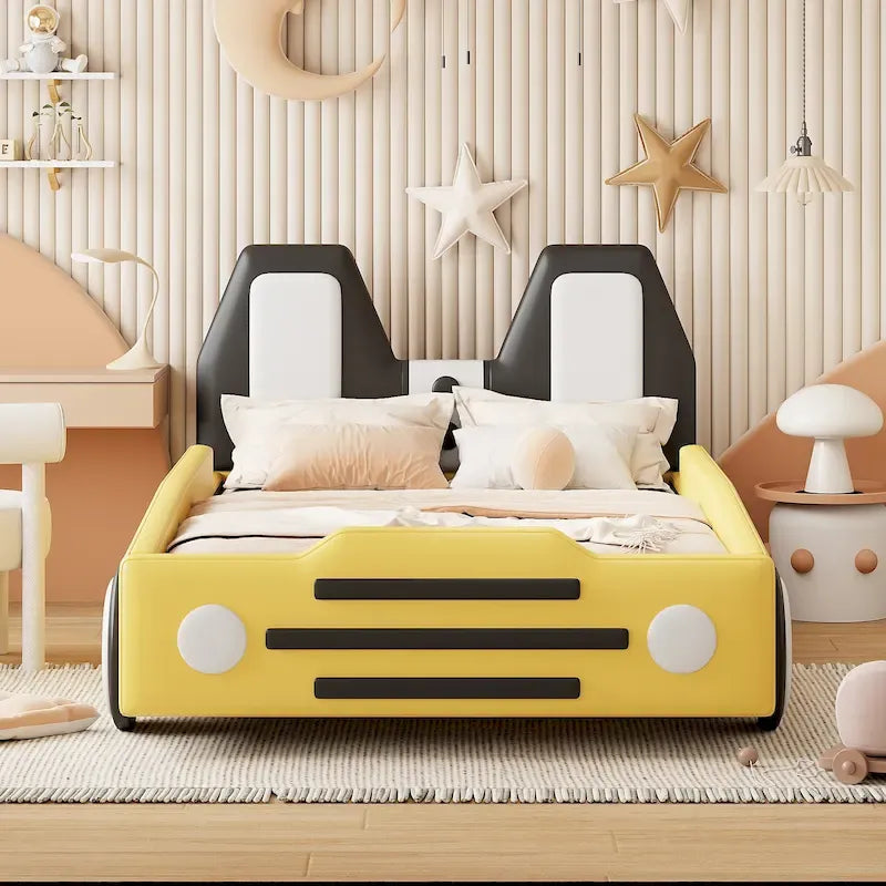 Lit plateforme en forme de voiture de course avec roues