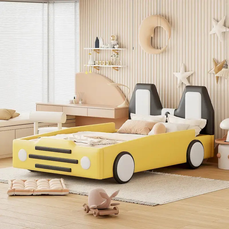 Lit plateforme en forme de voiture de course avec roues