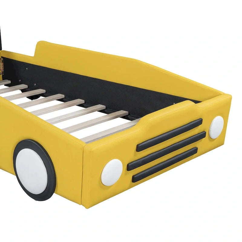 Lit plateforme en forme de voiture de course avec roues