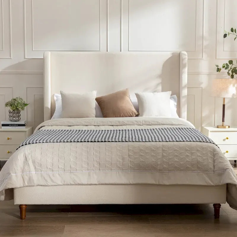 Lit capitonné à tête de lit haute, élégance et simplicité pour la chambre à coucher
