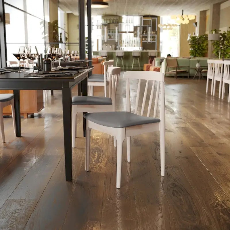 Chaise de salle à manger commerciale en bois massif avec assise rembourrée en vinyle