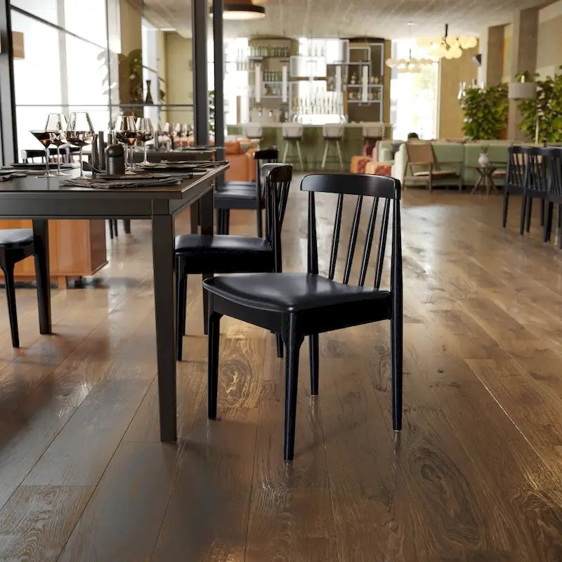 Chaise de salle à manger commerciale en bois massif avec assise rembourrée en vinyle
